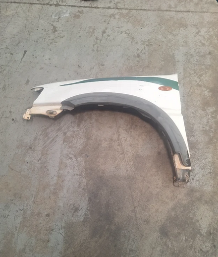 Aleta Nissan Terrano || izquierdaBlanco y verde